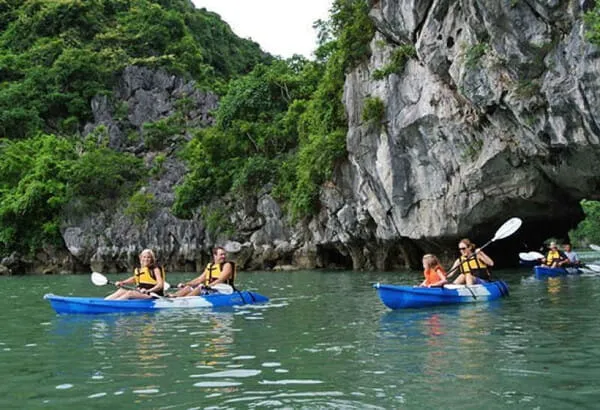 Circuit Vietnam avec Asiaplus Voyages - Halong-Kayak 2.webp